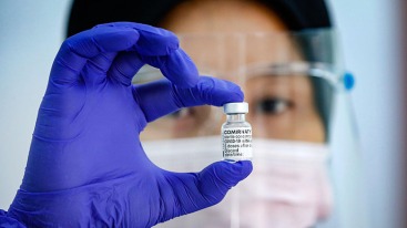 Kuala Lumpur, Malaysia. 03rd Mar, 2021. A healthcare worker holds a vial of the Pfizer-BioNTech Covid-19 vaccine during the first phase of the country nationwide vaccination drive at the Hospital UiTM in Sungai Buloh, outskirts of Kuala Lumpur. Credit: SO